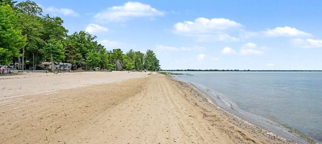Rustic Lakefront Cabin Getaway on Lake Huron Sandy Shores in Michigan in Au Gres
