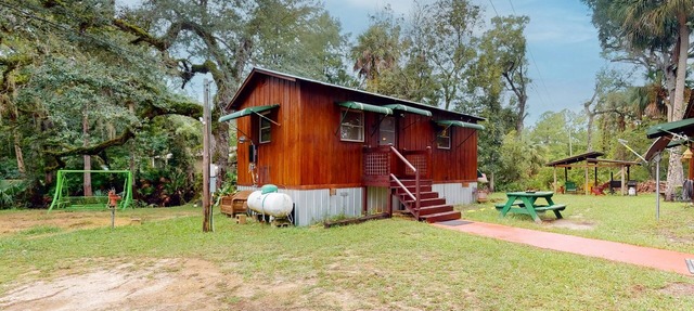Rustic riverfront cabin with views, firepit, grill, canoe, kitchen, & W/D in Morriston