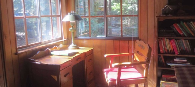Rustic Riverfront Cabin in Mt. Hood- Hiking, Skiing, and Outdoor Adventures in Rhododendron