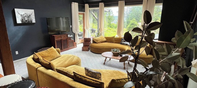 Rustic Romantic Quiet Private Colorful- Surrounded Cedar trees - Sleeps 8 in Willis Point