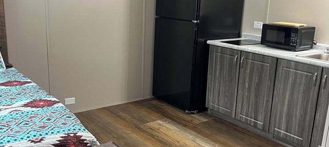 Rustic studio with AC and big screen tv in wonderful Sweeny in Sweeny