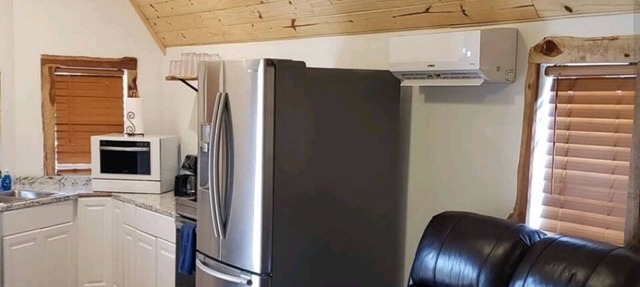 Rustic Tiny Cabin with private hot tub 7mins from downtown in Tulsa
