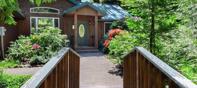 Secluded Creekside Home with Hot Tub and Fire Pit in Rhododendron