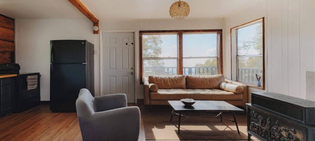 Secluded rustic 2-bedroom cabin on nature retreat in Dunlap