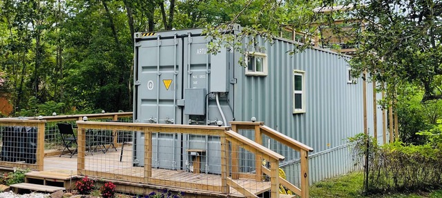 Serene container tiny home with 1 bedroom and WiFi, AC in scenic Garfield in Garfield