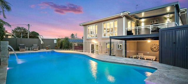Shellharbour - 4 bedroom house with large pool, walk to beach & Village Cafes in Shellharbour