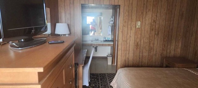 Simple Yet Functional Room w/Comfy Bed Near Shiloh Vineyard for Wine Enthusiast in Quinter