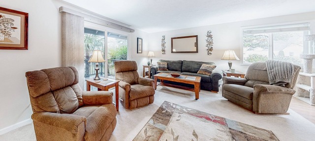 Single-story townhome with 2 patios, outdoor pool & great location near Gorge in Gresham