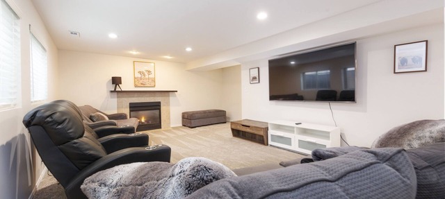 Ski & Hiking l Summer Pool l King Beds l Large Apartment l Mountain Views in Sandy