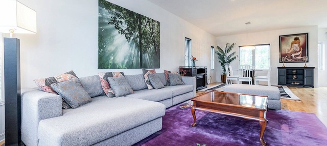 Spacious 4BR King Bed Free Parking in Brossard
