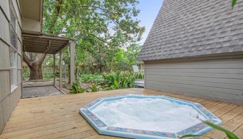 Spacious 5BR and 3BA Plus Cozy Cabin With Spa Near Galleria in Houston