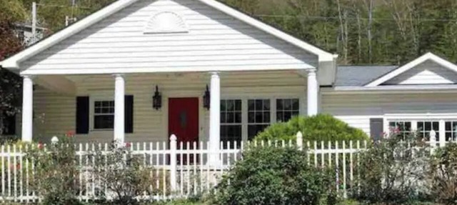 Spacious Colonial Home with Sunroom, Jacuzzi & Single-Level Living in Van Lear