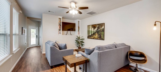 Spacious & Comfortable 3 Bedroom Home with Garage in Fort Worth