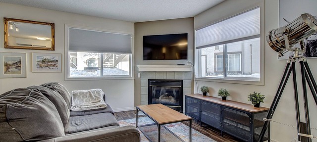 Spacious condo unit Getaway to the Rocky in Canmore