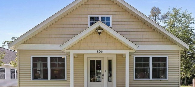 Spacious Lakefront Home Near South Haven in Pullman