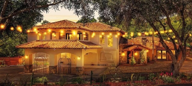 Spacious Luxury Retreat Sleeps 20 with Jacuzzi in Fallbrook