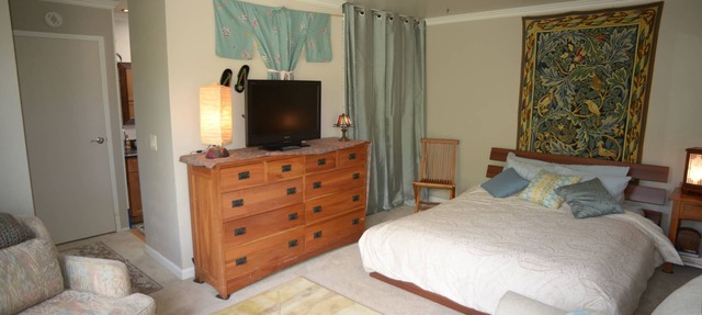 Spacious Master Bedroom, Private Bath & Entrance, Deck, 2 day min, 2 person max. in Pacifica
