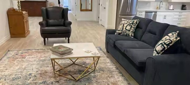 Spacious, modern executive suite with free parking and wifi in Halton Hills