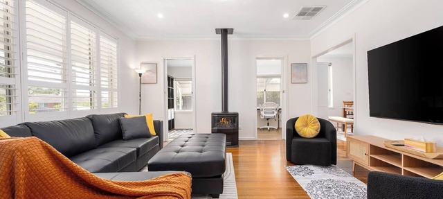Spacious Multifunctional 5BR Retreat with Backyard in Bayswater