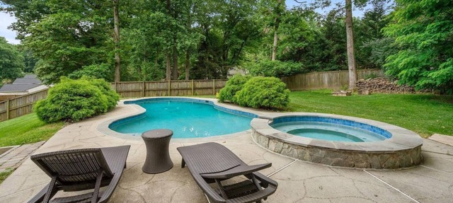 spacious open floor plan w/heated pool and hot tub - DC in Vienna