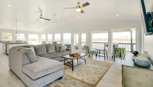Spacious San Jacinto River Home w/Waterfront Deck in Houston