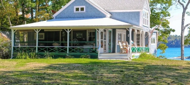 Spacious Waterfront Estate & Cabins W/Porch, Fireplace, Kayaks & Free WiFi in Brunswick
