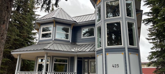 Steps from the Skiway, a cozy vacation home for you, your friends and family. in Silver Star Mountain
