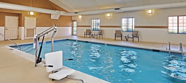 Studio | Free Breakfast! Heated Indoor Pool in Glenview