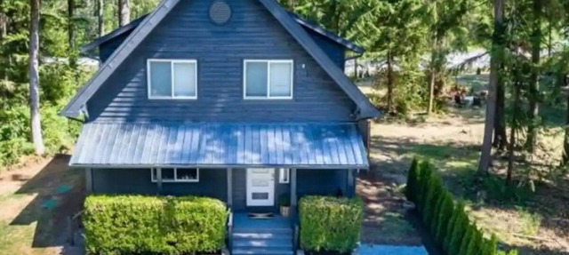 Stunning 3 bed Skykomish Riverfront Cabin with breathtaking views in Gold Bar