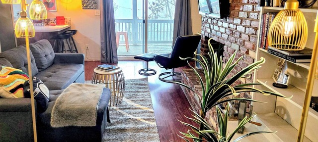 Stunning Views~ Beulaire, a MCM Hillside Retreat Suite. Beautiful Views~ in Roseburg