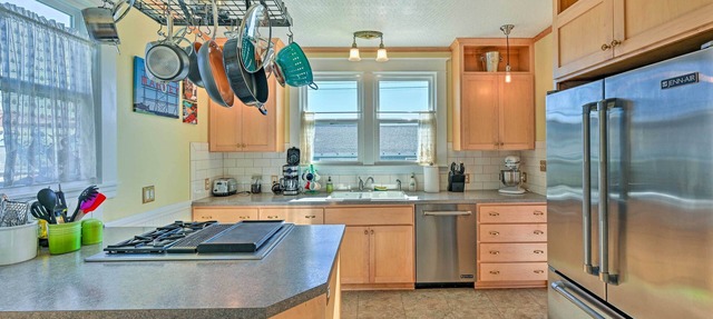 Sunny & Central Everett Home < 1 Mile to Dtwn! in Everett