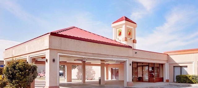 Super 8 by Wyndham Plainview in Plainview