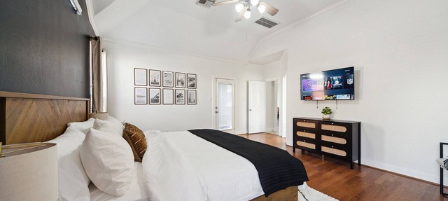 Texas Themed Modern Spacious Getaway w/Hot Tub & Games - PETS - Mid Term Stays in Spring
