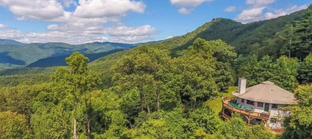 The Big Round Cabin - Blowing Rock, Hot tub, Secluded acreage, fabulous views in Lenoir