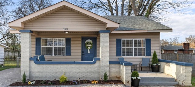 The Cottage on College Street: Cozy 2BR house in Florence AL near UNA, McFarland in Florence