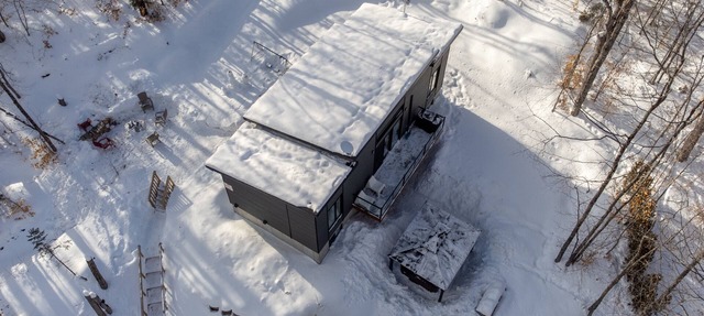 The Cozy ♪ Waterfront ☼ Hot Tub & Fireplace ♥ in Entrelacs