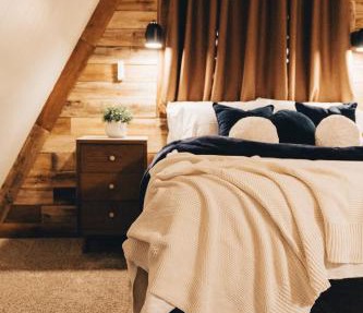 The Rustic Triangle A-Frame with Hot Tub in Perrysville