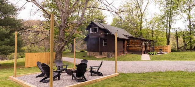 The Rustic Well Handcrafted Cabin Hot Tub Fire Pit Dog Friendly in Rockbridge
