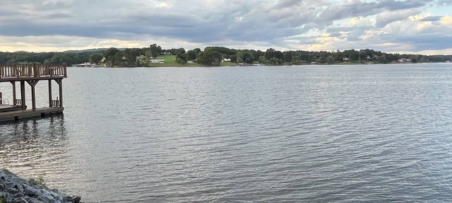 “The View” Lake Front Cottage w/Hot tub in Conover