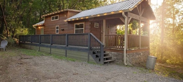 Thomas Secluded Tiny Cabin, Hot Tub, Firepit, More in Chattanooga