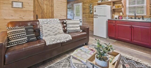 Tiny Cabin! private back deck, outdoor fire pit, less than a mile to lake in Ringold