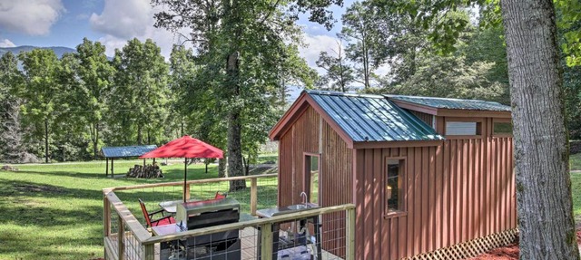 Tiny Home in Hayesville with Deck Near Trails! in Hayesville