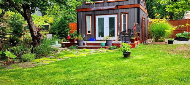 Tiny House with NEW HOT TUB close to ocean, hiking, fishing and golf! in Campbell River