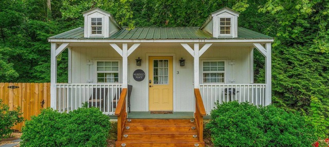 Tranquil Woodland Cottage | Romantic Stay for Two | Pool Access in Blue Eye