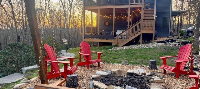 Treetop Cabin. Private & modern w/hot tub & view in Dunlap
