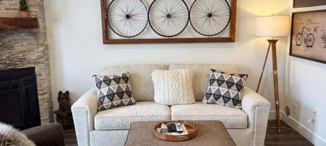 Updated condo & easy access to hot tub/pool in Eden