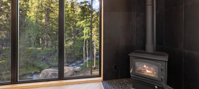Updated Cozy Cabin on the River/Hot Tub/Beach in Idaho Springs