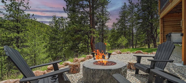 Valley Vista Lodge! Hot Tub, Fire-pit w Mtn Views! in Divide