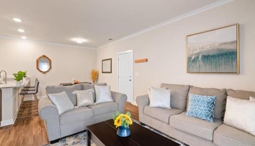 Vibrant 2beds /2baths Casa in Triangle