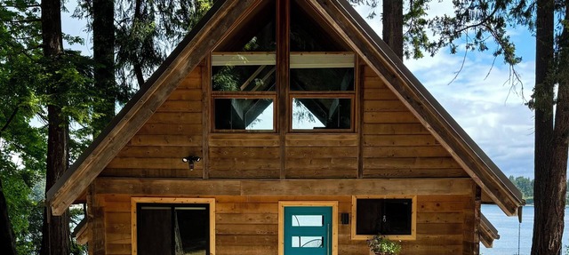 Waterfront Burton Loop - The Very Best Of Vashon, cozy cabin with a harbor view. in Vashon